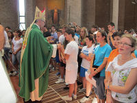 Mons. Domenico Cancian distribuisce i Crocifissi ai Giovani in partenza per la GMG