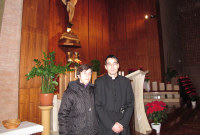 Fratel Celestin Mate con la mamma davanti al Crocifisso