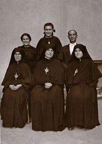 La Madre (in prima fila al centro) con alcuni familiari
