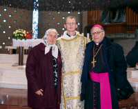 Padre Iulian con la mamma e il Vescovo