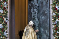 Il Cardinale vicario di Roma Baldo Reina apre la Porta Santa di San Giovanni